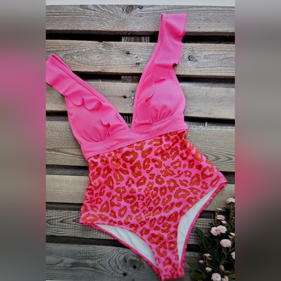 NWT  ADORABLE SEXY OPEN BACK V NECK MONOKONI RUFFLE BATHING SUIT LARGE - Picture 4 of 11